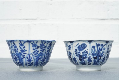 Twaalf Chinese blauwwitte koppen en schotels met floraal decor, Kangxi